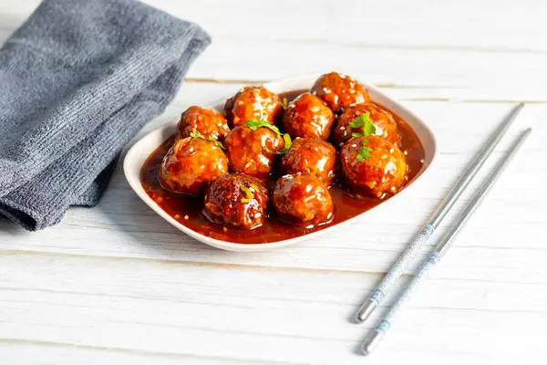 Sebzeli Mançurya, Hint-Çin baharatlı, bol yağda kızartılmış sebze köfteli ve biraz da tatlı soya soslu bir yemektir..