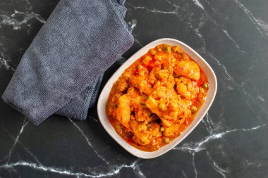 Aloo Phulkopir Dalna, baharat, domates ve zencefilli sosla pişirilmiş Bengal patatesi ve karnabahar körisidir..