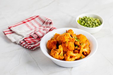 Aloo Phulkopir Dalna, baharat, domates ve zencefilli sosla pişirilmiş Bengal patatesi ve karnabahar körisidir..