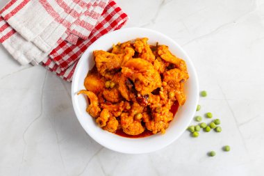 Aloo Phulkopir Dalna, baharat, domates ve zencefilli sosla pişirilmiş Bengal patatesi ve karnabahar körisidir..