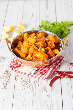 Aloo Phulkopir Dalna, baharat, domates ve zencefilli sosla pişirilmiş Bengal patatesi ve karnabahar körisidir..