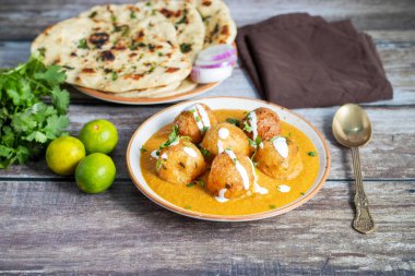 Zengin, baharatlı kaju soslu, yumuşak, kremalı malai kofta, sıcak, kabarık tereyağlı ve aromalı Kuzey Hindistan lezzeti ile mükemmel eşleştirilmiş..