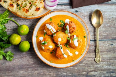 Zengin, baharatlı kaju soslu, yumuşak, kremalı malai kofta, sıcak, kabarık tereyağlı ve aromalı Kuzey Hindistan lezzeti ile mükemmel eşleştirilmiş..