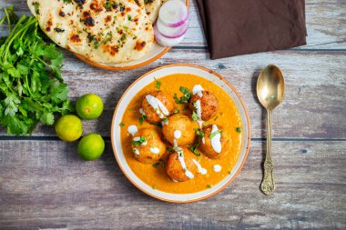 Zengin, baharatlı kaju soslu, yumuşak, kremalı malai kofta, sıcak, kabarık tereyağlı ve aromalı Kuzey Hindistan lezzeti ile mükemmel eşleştirilmiş..