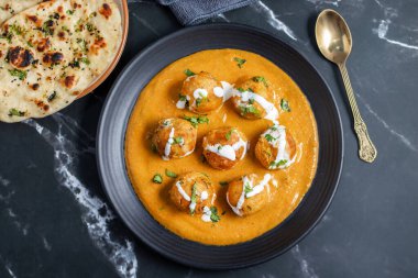 Zengin, baharatlı kaju soslu, yumuşak, kremalı malai kofta, sıcak, kabarık tereyağlı ve aromalı Kuzey Hindistan lezzeti ile mükemmel eşleştirilmiş..