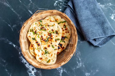 Tereyağlı naan, erimiş tereyağıyla fırçalanmış yumuşak, mayalanmış Hint ekmeğidir, zengin köri ve yahni ile eşleşmek için mükemmeldir..