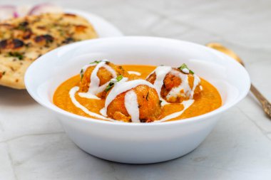 Zengin, baharatlı kaju soslu, yumuşak, kremalı malai kofta, sıcak, kabarık tereyağlı ve aromalı Kuzey Hindistan lezzeti ile mükemmel eşleştirilmiş..