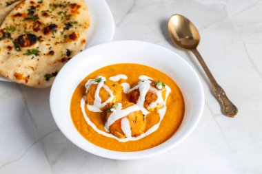 Zengin, baharatlı kaju soslu, yumuşak, kremalı malai kofta, sıcak, kabarık tereyağlı ve aromalı Kuzey Hindistan lezzeti ile mükemmel eşleştirilmiş..