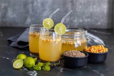 Jal Jeera kimyon, nane, limon ve baharatla yapılan keskin, baharatlı bir Hint içeceğidir. Ferahlatır, sindirime yardımcı olur ve vücudu soğutur..