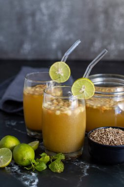 Jal Jeera kimyon, nane, limon ve baharatla yapılan keskin, baharatlı bir Hint içeceğidir. Ferahlatır, sindirime yardımcı olur ve vücudu soğutur..