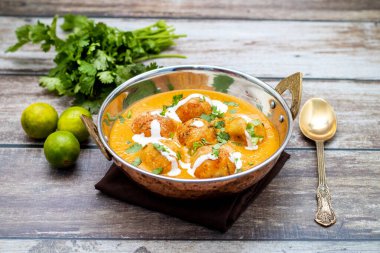 Zengin, baharatlı kaju soslu, yumuşak, kremalı malai kofta, sıcak, kabarık tereyağlı ve aromalı Kuzey Hindistan lezzeti ile mükemmel eşleştirilmiş..