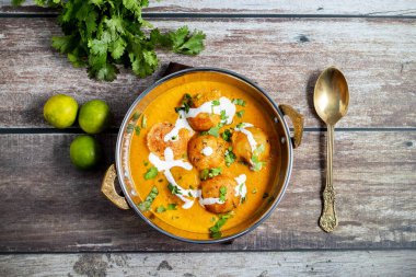 Zengin, baharatlı kaju soslu, yumuşak, kremalı malai kofta, sıcak, kabarık tereyağlı ve aromalı Kuzey Hindistan lezzeti ile mükemmel eşleştirilmiş..