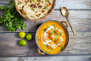 Zengin, baharatlı kaju soslu, yumuşak, kremalı malai kofta, sıcak, kabarık tereyağlı ve aromalı Kuzey Hindistan lezzeti ile mükemmel eşleştirilmiş..
