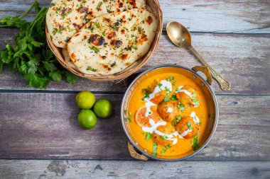 Zengin, baharatlı kaju soslu, yumuşak, kremalı malai kofta, sıcak, kabarık tereyağlı ve aromalı Kuzey Hindistan lezzeti ile mükemmel eşleştirilmiş..
