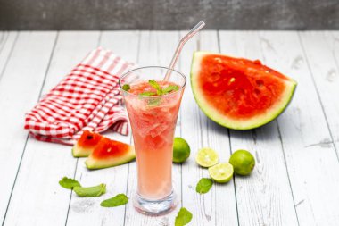 Naneli, limonlu, karpuzlu mojito ve çok tatlı, keskin ve yaz tatili için serin..