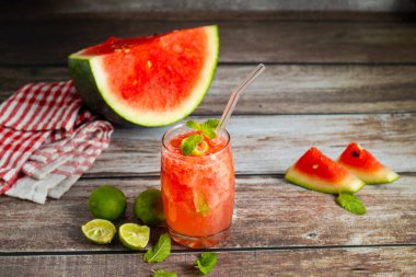 Naneli, limonlu, karpuzlu mojito ve çok tatlı, keskin ve yaz tatili için serin..