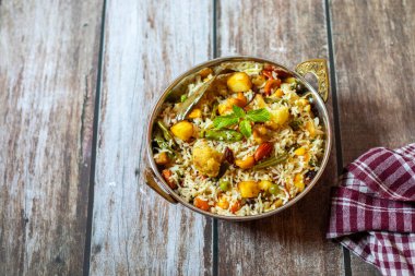 Navratan Pulao karışık sebzeler, kuru meyveler ve aromatik baharatlarla pişirilmiş kokulu, renkli bir pirinç tabağıdır..