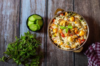 Navratan Pulao zengin, aromatik Hint pilavı. Basmati pilavı, karışık sebze, fındık ve kurutulmuş meyvelerle yapılır. Lezzetli ve lezzetli bir lezzet sunar..