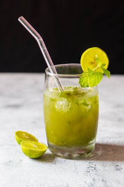 Nane yaprağı, limon, şeker, soda ve romdan yapılmış ferahlatıcı bir kokteyl serin, keskin ve canlandırıcı bir tat sunuyor..
