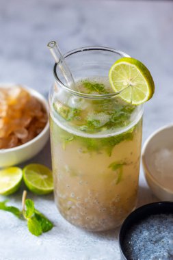  Sabja tohumu, nane ve limon suyu içeren Gond katira içeceği soğutucu, hidratlaştırıcı, bitkisel tatlar, narenciye ve doğal enerji artırıcı özellikleri birleştiren bir içecektir. Yaz için mükemmeldir..