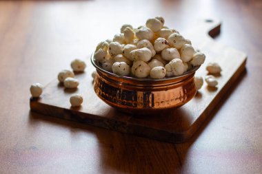 Makhana, ayrıca tilki fındığı olarak da bilinir, protein, lif ve antioksidan açısından zengin ve genellikle Hint mutfağında ve sağlıklı atıştırmalıklarda kullanılan besin değeri düşük bir aperatiftir..