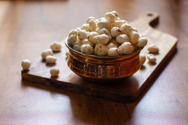 Makhana, ayrıca tilki fındığı olarak da bilinir, protein, lif ve antioksidan açısından zengin ve genellikle Hint mutfağında ve sağlıklı atıştırmalıklarda kullanılan besin değeri düşük bir aperatiftir..