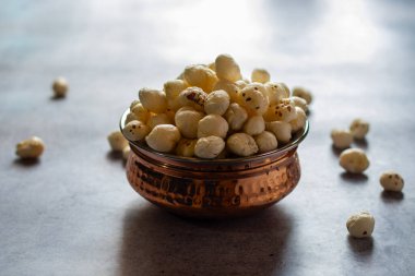 Makhana, ayrıca tilki fındığı olarak da bilinir, protein, lif ve antioksidan açısından zengin ve genellikle Hint mutfağında ve sağlıklı atıştırmalıklarda kullanılan besin değeri düşük bir aperatiftir..