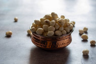 Makhana, ayrıca tilki fındığı olarak da bilinir, protein, lif ve antioksidan açısından zengin ve genellikle Hint mutfağında ve sağlıklı atıştırmalıklarda kullanılan besin değeri düşük bir aperatiftir..