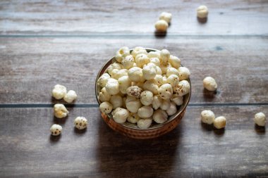 Makhana, ayrıca tilki fındığı olarak da bilinir, protein, lif ve antioksidan açısından zengin ve genellikle Hint mutfağında ve sağlıklı atıştırmalıklarda kullanılan besin değeri düşük bir aperatiftir..