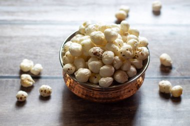 Makhana, ayrıca tilki fındığı olarak da bilinir, protein, lif ve antioksidan açısından zengin ve genellikle Hint mutfağında ve sağlıklı atıştırmalıklarda kullanılan besin değeri düşük bir aperatiftir..