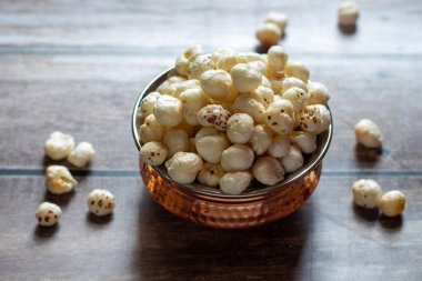 Makhana, ayrıca tilki fındığı olarak da bilinir, protein, lif ve antioksidan açısından zengin ve genellikle Hint mutfağında ve sağlıklı atıştırmalıklarda kullanılan besin değeri düşük bir aperatiftir..