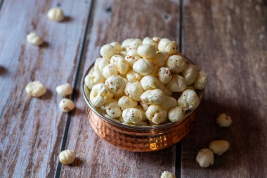 Makhana, ayrıca tilki fındığı olarak da bilinir, protein, lif ve antioksidan açısından zengin ve genellikle Hint mutfağında ve sağlıklı atıştırmalıklarda kullanılan besin değeri düşük bir aperatiftir..