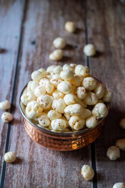 Makhana, ayrıca tilki fındığı olarak da bilinir, protein, lif ve antioksidan açısından zengin ve genellikle Hint mutfağında ve sağlıklı atıştırmalıklarda kullanılan besin değeri düşük bir aperatiftir..