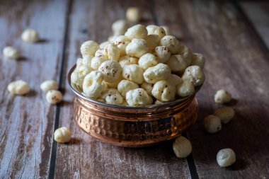 Makhana, ayrıca tilki fındığı olarak da bilinir, protein, lif ve antioksidan açısından zengin ve genellikle Hint mutfağında ve sağlıklı atıştırmalıklarda kullanılan besin değeri düşük bir aperatiftir..