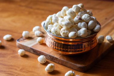 Makhana, ayrıca tilki fındığı olarak da bilinir, protein, lif ve antioksidan açısından zengin ve genellikle Hint mutfağında ve sağlıklı atıştırmalıklarda kullanılan besin değeri düşük bir aperatiftir..