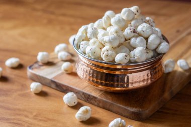Makhana, ayrıca tilki fındığı olarak da bilinir, protein, lif ve antioksidan açısından zengin ve genellikle Hint mutfağında ve sağlıklı atıştırmalıklarda kullanılan besin değeri düşük bir aperatiftir..