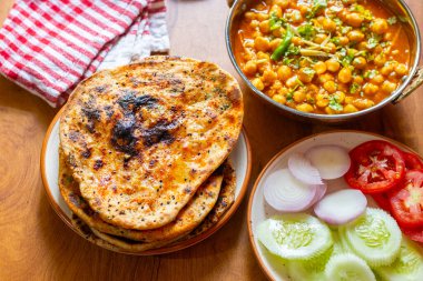 Amritsari kulcha, Punjab 'dan getirilmiş baharatlı patates püresi ya da paneer ile dolu, tandırda pişirilmiş ve Kokai chana masala ve salatayla sıcak servis edilen gevrek, pullu bir ekmek.