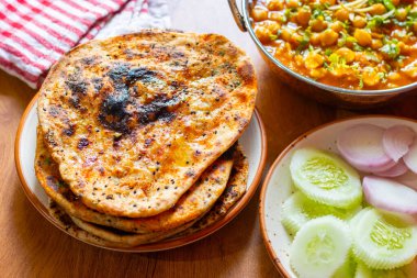 Amritsari kulcha, Punjab 'dan getirilmiş baharatlı patates püresi ya da paneer ile dolu, tandırda pişirilmiş ve Kokai chana masala ve salatayla sıcak servis edilen gevrek, pullu bir ekmek.