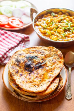 Amritsari kulcha, Punjab 'dan getirilmiş baharatlı patates püresi ya da paneer ile dolu, tandırda pişirilmiş ve Kokai chana masala ve salatayla sıcak servis edilen gevrek, pullu bir ekmek.