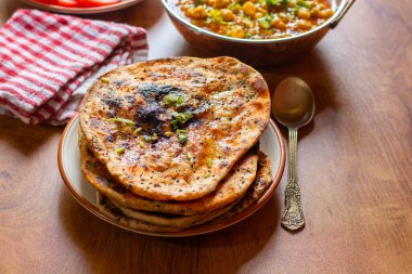 Amritsari kulcha, Punjab 'dan getirilmiş baharatlı patates püresi ya da paneer ile dolu, tandırda pişirilmiş ve Kokai chana masala ve salatayla sıcak servis edilen gevrek, pullu bir ekmek.