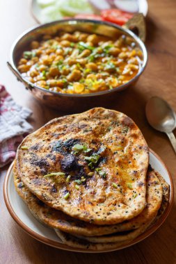 Amritsari kulcha, Punjab 'dan getirilmiş baharatlı patates püresi ya da paneer ile dolu, tandırda pişirilmiş ve Kokai chana masala ve salatayla sıcak servis edilen gevrek, pullu bir ekmek.