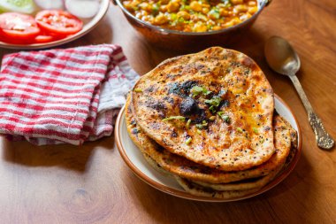 Amritsari kulcha, Punjab 'dan getirilmiş baharatlı patates püresi ya da paneer ile dolu, tandırda pişirilmiş ve Kokai chana masala ve salatayla sıcak servis edilen gevrek, pullu bir ekmek.
