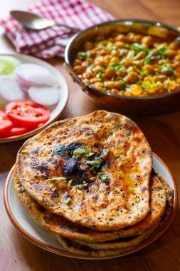 Amritsari kulcha, Punjab 'dan getirilmiş baharatlı patates püresi ya da paneer ile dolu, tandırda pişirilmiş ve Kokai chana masala ve salatayla sıcak servis edilen gevrek, pullu bir ekmek.