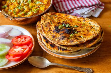 Amritsari kulcha, Punjab 'dan getirilmiş baharatlı patates püresi ya da paneer ile dolu, tandırda pişirilmiş ve Kokai chana masala ve salatayla sıcak servis edilen gevrek, pullu bir ekmek.