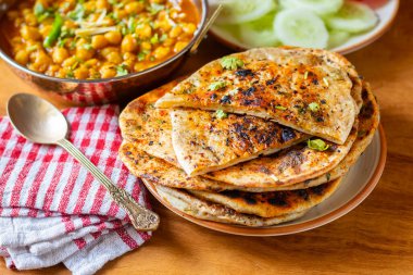 Amritsari kulcha, Punjab 'dan getirilmiş baharatlı patates püresi ya da paneer ile dolu, tandırda pişirilmiş ve Kokai chana masala ve salatayla sıcak servis edilen gevrek, pullu bir ekmek.
