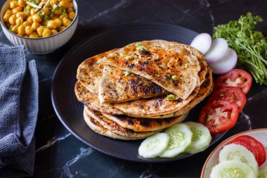Amritsari kulcha, Punjab 'dan getirilmiş baharatlı patates püresi ya da paneer ile dolu, tandırda pişirilmiş ve Kokai chana masala ve salatayla sıcak servis edilen gevrek, pullu bir ekmek.