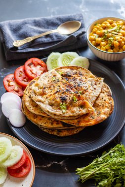 Amritsari kulcha, Punjab 'dan getirilmiş baharatlı patates püresi ya da paneer ile dolu, tandırda pişirilmiş ve Kokai chana masala ve salatayla sıcak servis edilen gevrek, pullu bir ekmek.