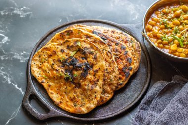Amritsari kulcha, Punjab 'dan getirilmiş baharatlı patates püresi ya da paneer ile dolu, tandırda pişirilmiş ve Kokai chana masala ve salatayla sıcak servis edilen gevrek, pullu bir ekmek.