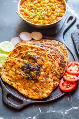Amritsari kulcha, Punjab 'dan getirilmiş baharatlı patates püresi ya da paneer ile dolu, tandırda pişirilmiş ve Kokai chana masala ve salatayla sıcak servis edilen gevrek, pullu bir ekmek.
