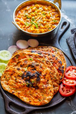 Amritsari kulcha, Punjab 'dan getirilmiş baharatlı patates püresi ya da paneer ile dolu, tandırda pişirilmiş ve Kokai chana masala ve salatayla sıcak servis edilen gevrek, pullu bir ekmek.
